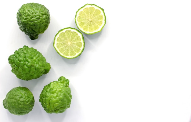 Photo fruits frais de bergamote isolé sur mur blanc avec espace copie