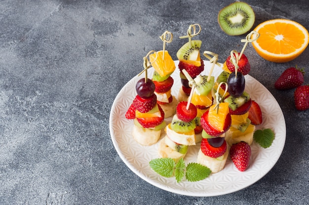 Fruits frais en brochettes.