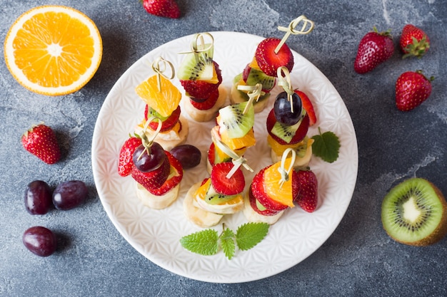 Fruits frais en brochettes.