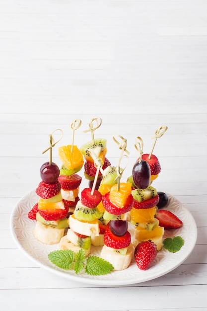 Fruits frais en brochettes.