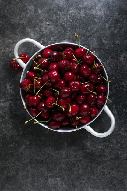 Fruits frais de cerise sur la table