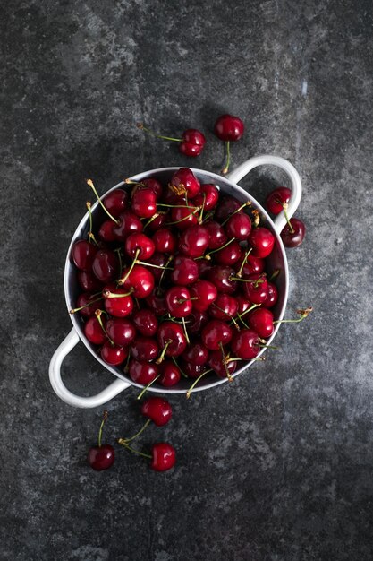 Fruits frais de cerise sur la table