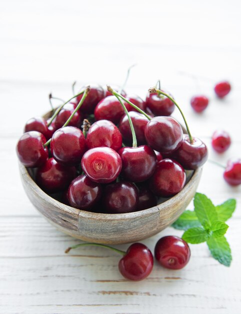 Fruits frais de cerises rouges dans un bol