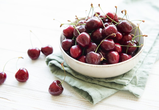 Fruits frais de cerises rouges dans un bol