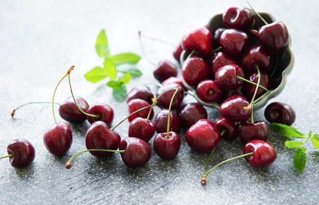 Fruits frais de cerises rouges dans un bol