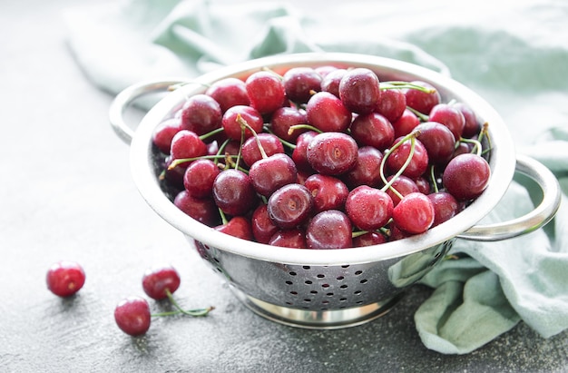 Fruits frais de cerises rouges dans une passoire