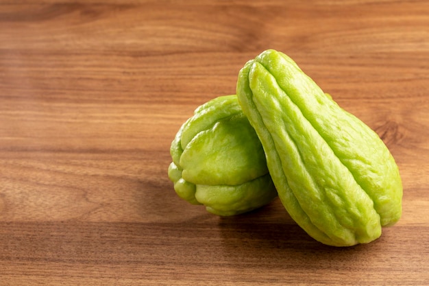 Fruits frais de chayote sur la table