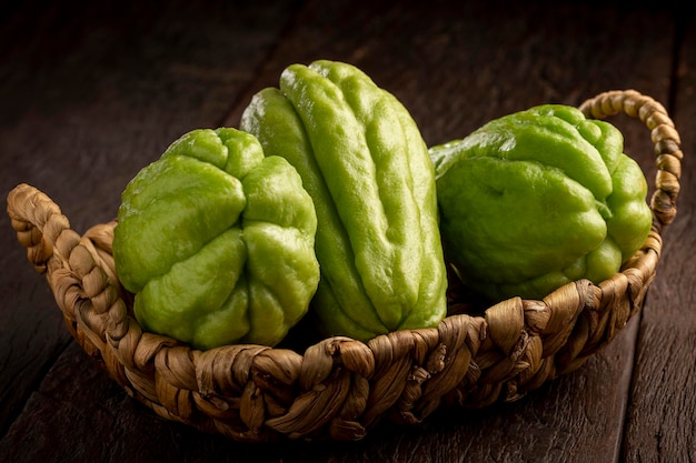 Fruits frais de chayote sur la table