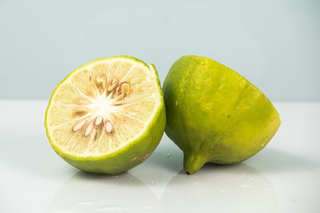 Photo fruits frais de citron vert sur fond blanc