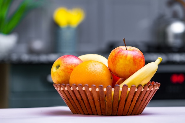 Fruits frais dans un bol en bois dans une cuisine à la maison