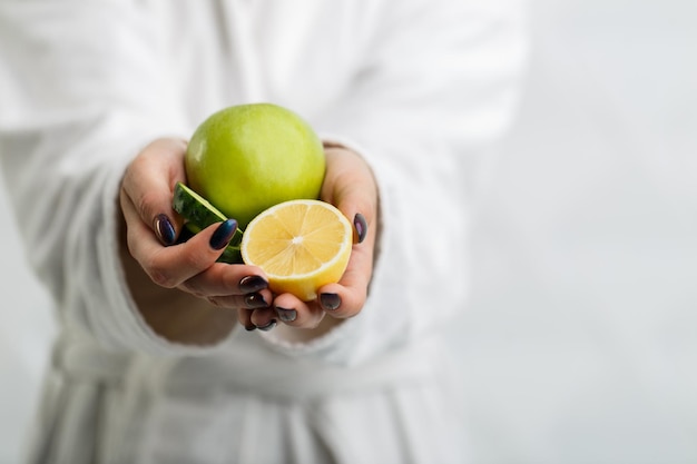 Fruits frais dans les mains