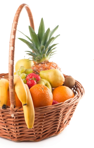 Fruits frais dans le panier sur un fond blanc