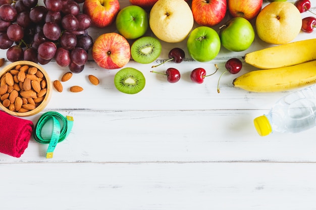 Fruits frais avec de l&#39;eau sur un fond en bois blanc