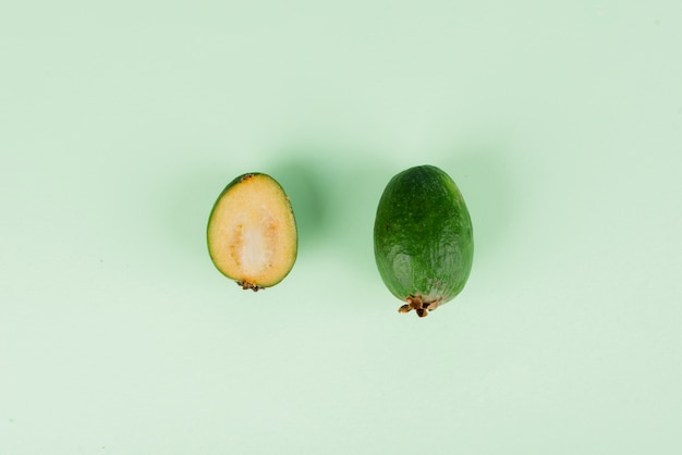 Fruits frais de feijoa avec des tranches