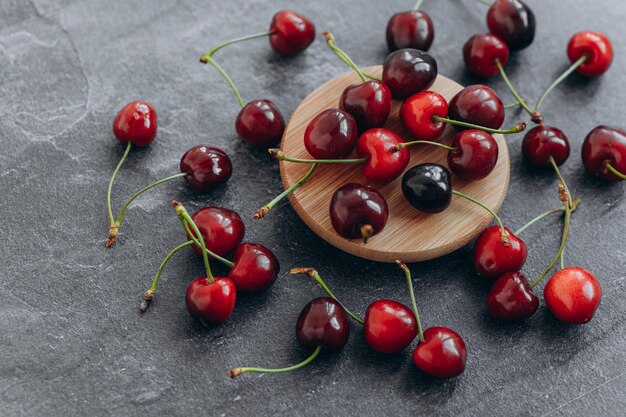 Fruits frais de la ferme de cerises biologiques sur la table des agriculteurs