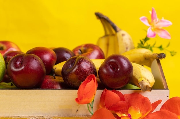 fruits frais sur fond jaune, gros plan