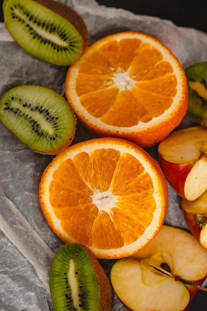 Fruits frais sur fond sombre Orange et kiwi dans une coupe isolée sur fond noir Copier le produit haute résolution de l'espace