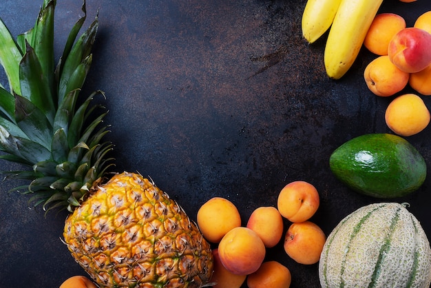 Fruits frais à l'intérieur du cadre de sacs en papier