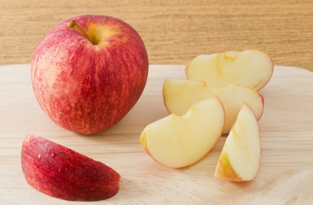 Fruits frais, mûres fraîches et pommes rouges douces sur un plateau en bois