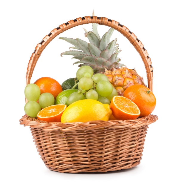 Fruits frais mûrs dans un panier isolé sur fond blanc