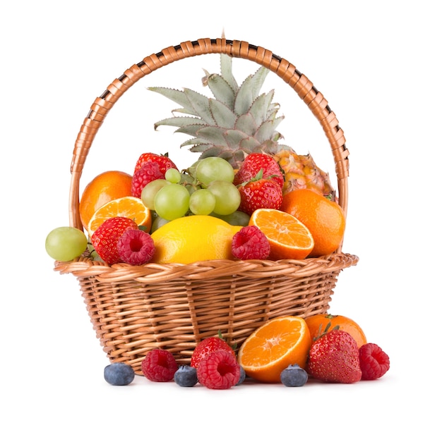 Fruits frais mûrs dans un panier isolé sur fond blanc