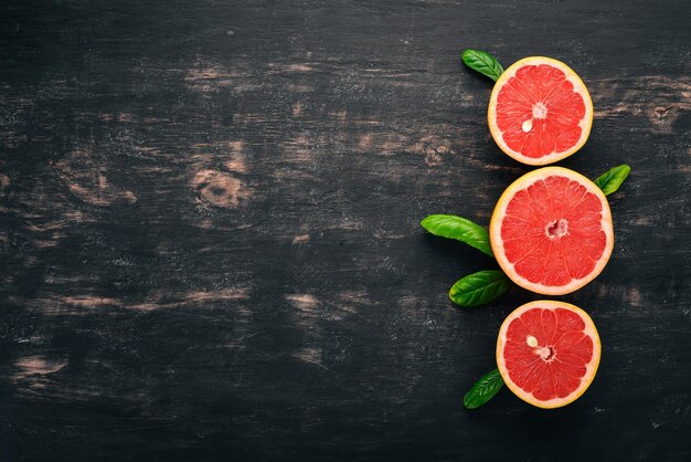 Fruits frais de pamplemousse sur un fond en bois Vue de dessus Espace de copie