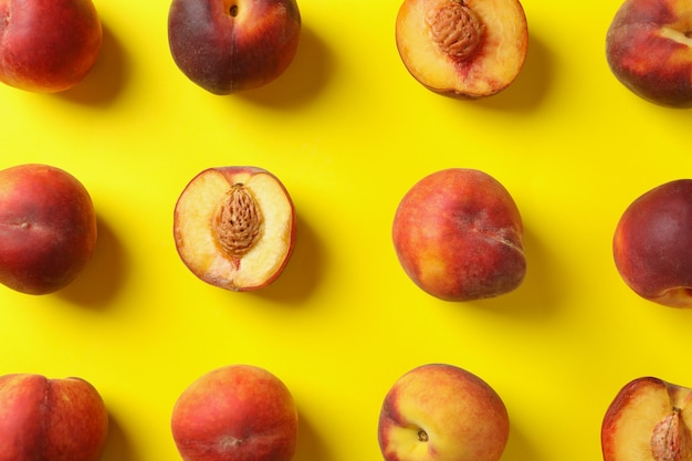 Fruits frais de pêche mûre sur fond jaune