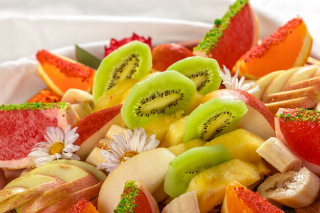 Photo fruits frais en plaque sur une table en bois