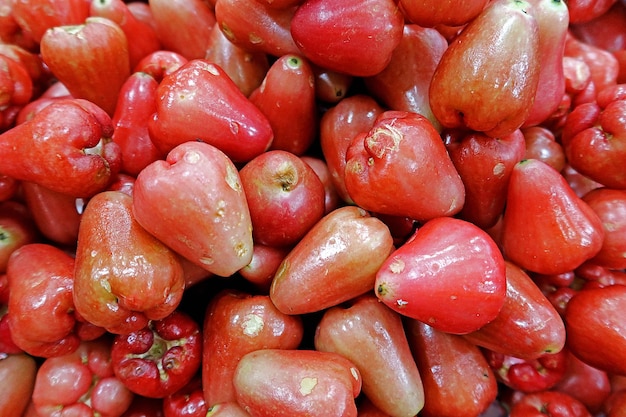 Photo fruits frais pomme rose sur la vue de dessus en arrière-plan