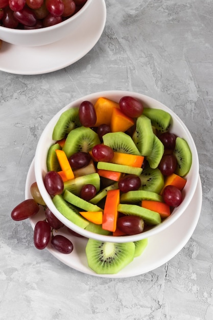 fruits frais en salade sur fond gris