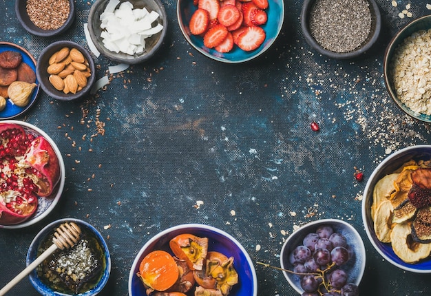 Fruits frais et secs graines de chia flocons d'avoine amandes miel