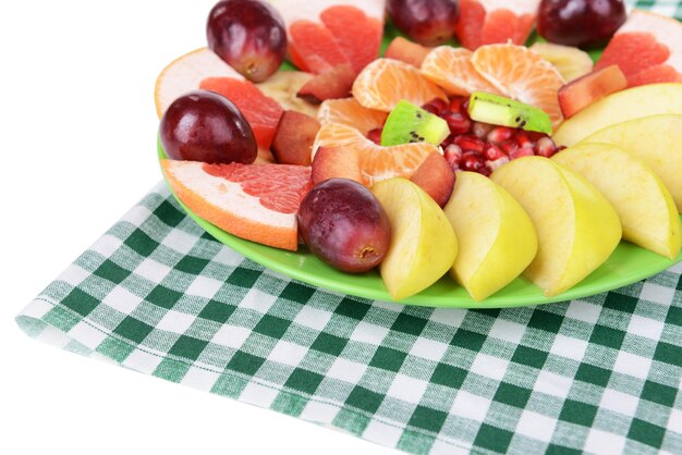 Fruits frais sucrés sur plaque sur table libre