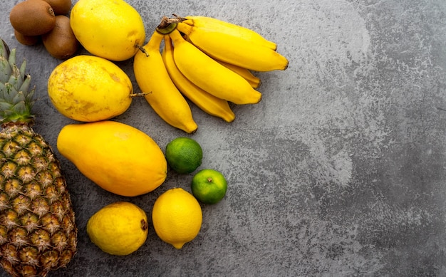 Fruits frais sur une surface en béton Vue de dessus