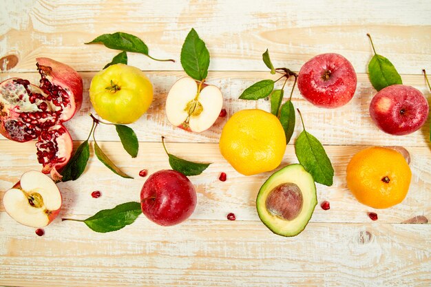 Fruits frais sur table en bois