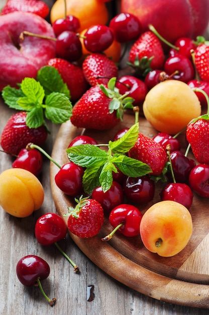 Fruits frais sur table en bois