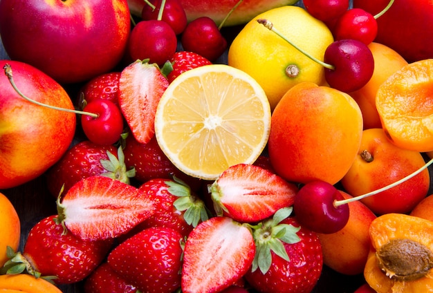 Fruits frais sur une table en bois