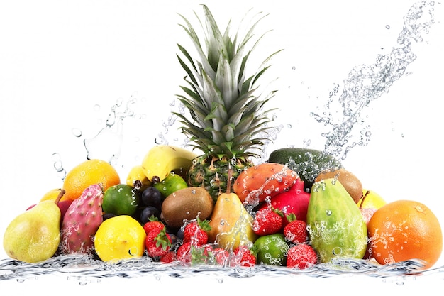 Fruits frais tombant dans l'eau