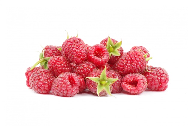 Fruits framboises sur blanc isolé