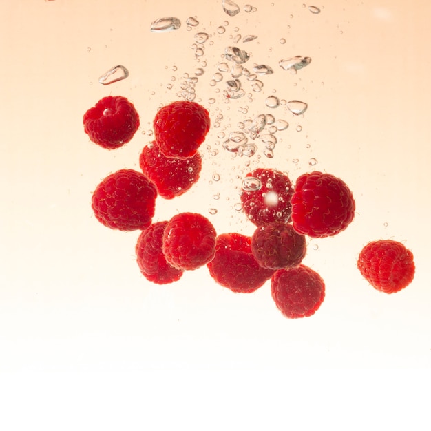 Fruits framboises dans l'eau