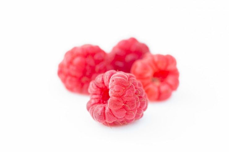 Fruits framboises sur fond blanc