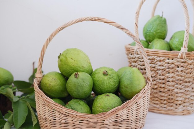 fruits de goyave dans le panier sur fond blanc