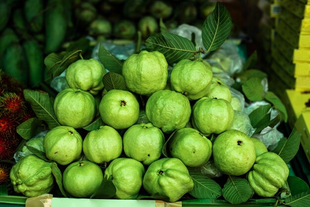 les fruits de goyave sont vendus sur le marché