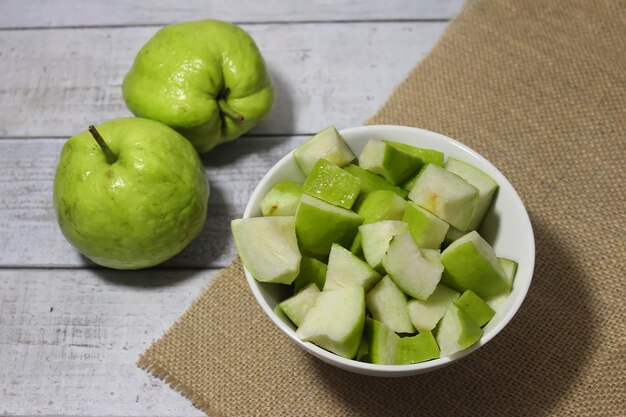 Fruits de goyave sur table en bois