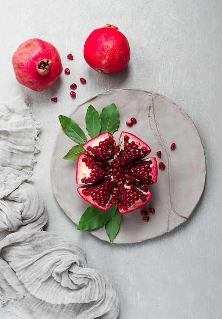 Fruits de grenade fraîchement coupés sur fond gris concept alimentaire vue de dessus aucun peuple