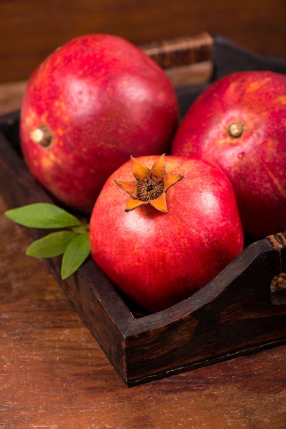 Fruits de grenade mûrs sur le fond en bois. Vue de dessus.