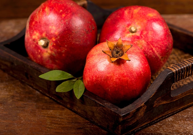 Fruits de grenade mûrs sur le fond en bois. Vue de dessus.