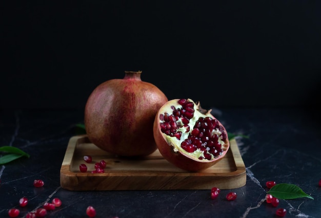 Fruits de grenade sur la planche de bois