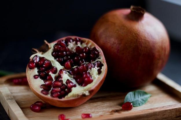 Fruits de grenade sur la planche de bois