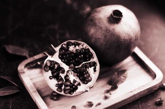 Fruits de grenade sur la planche de bois