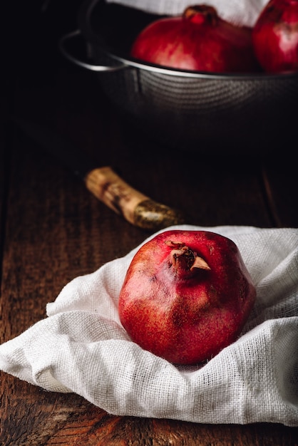 Fruits de grenade rouges et mûrs dans un cadre rustique